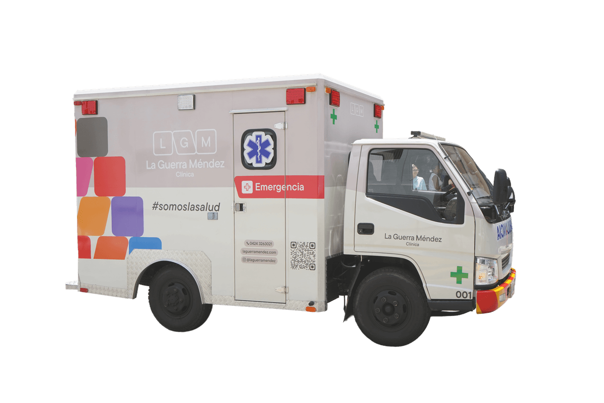 Equipo médico atendiendo una emergencia en la clínica